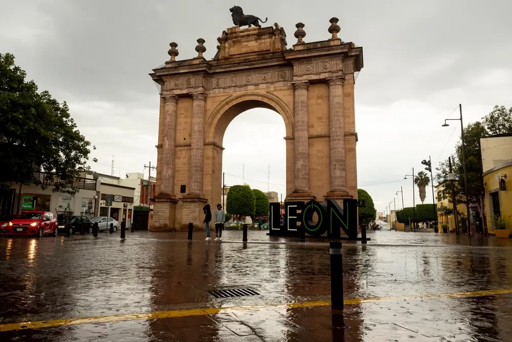 Calzada de los Héroes, uno de los sitios emblemáticos de León, en un día lluvioso