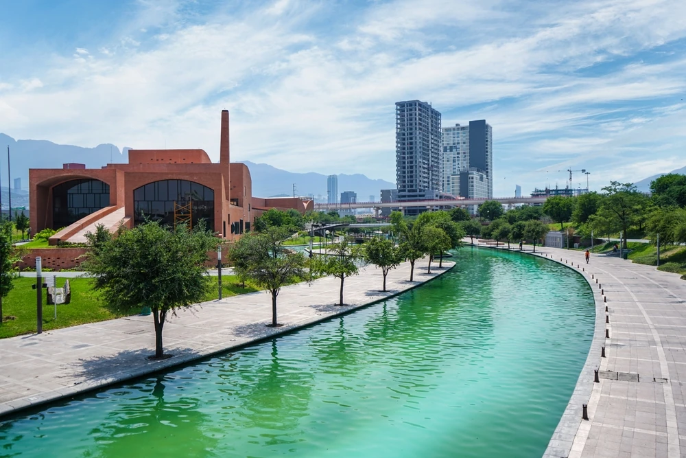 Vista panorámica del Paseo Santa Lucía en Monterrey en un día soleado.