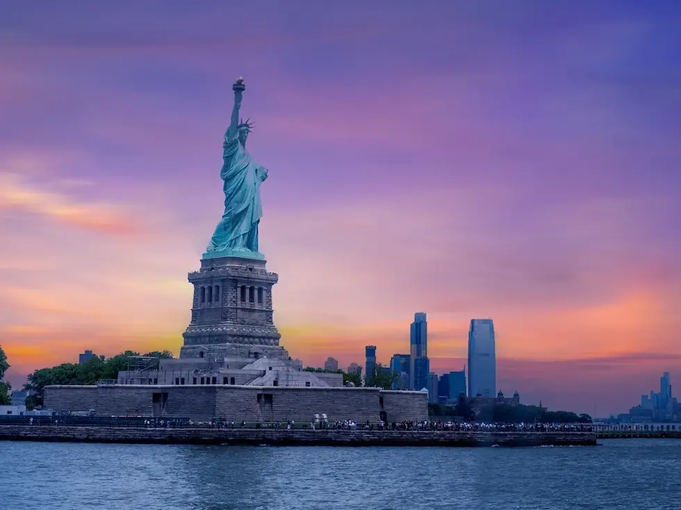 Vista al atardecer de la estatua de la libertad, de Nueva York, Estados Unidos