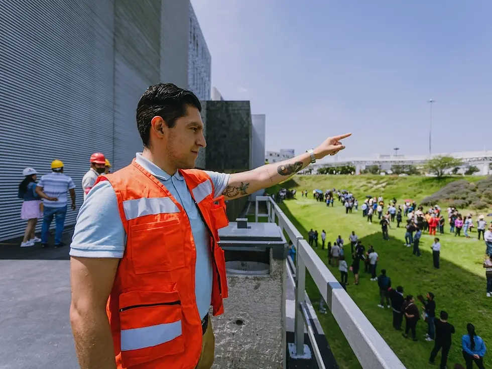 Hombre organizando multitud de gente en México
