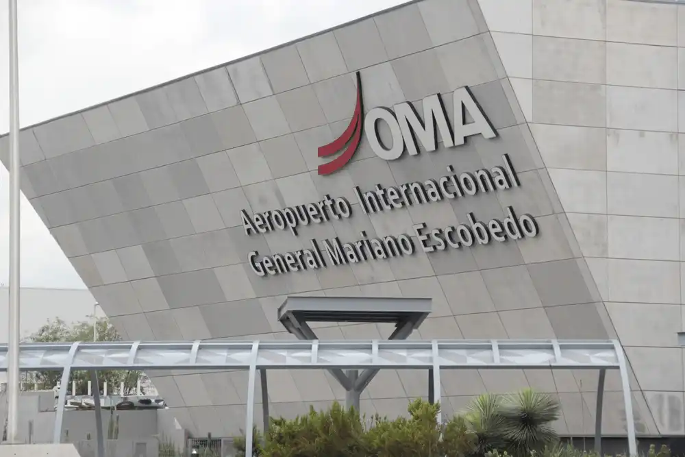 Fachada exterior del Aeropuerto de Monterrey.