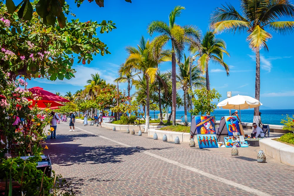 Tarde soleada en el Malecón de Puerto Vallarta