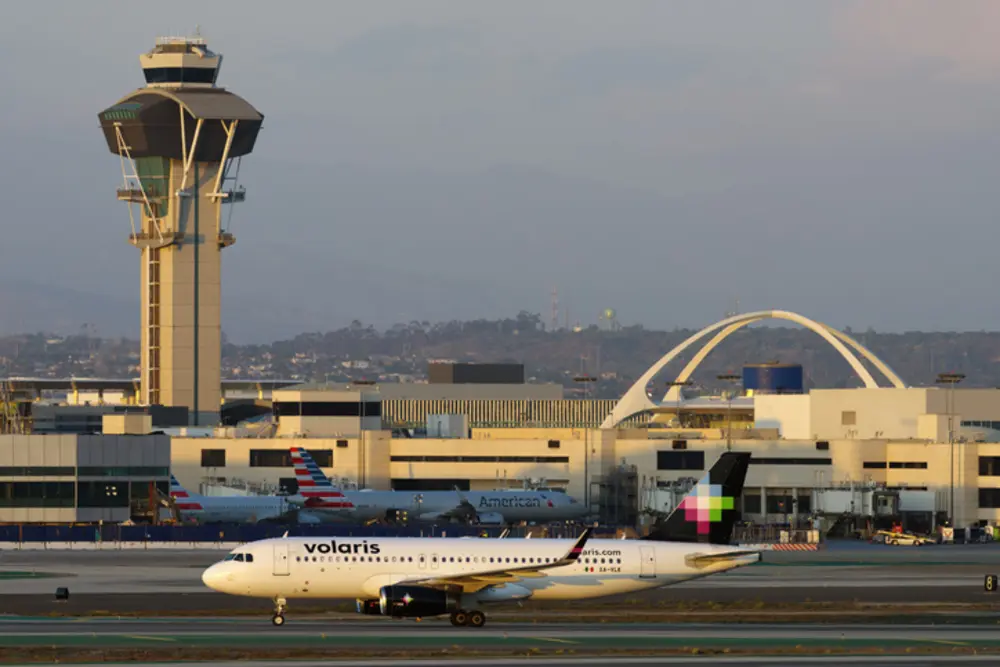 Avión de Volaris en el aparcamiento del aeropuerto