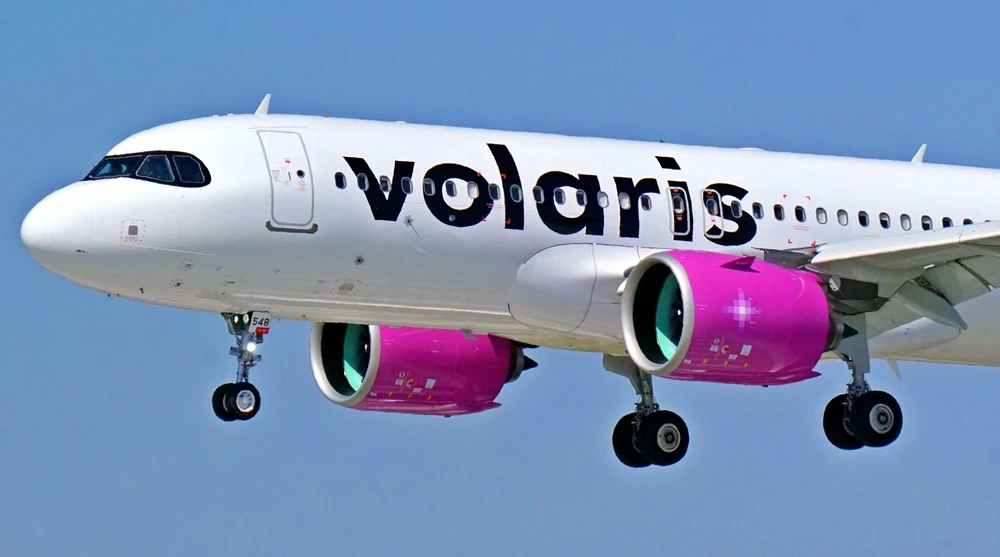 Avión de Volaris en proceso de aterrizaje sobre un cielo azul.
