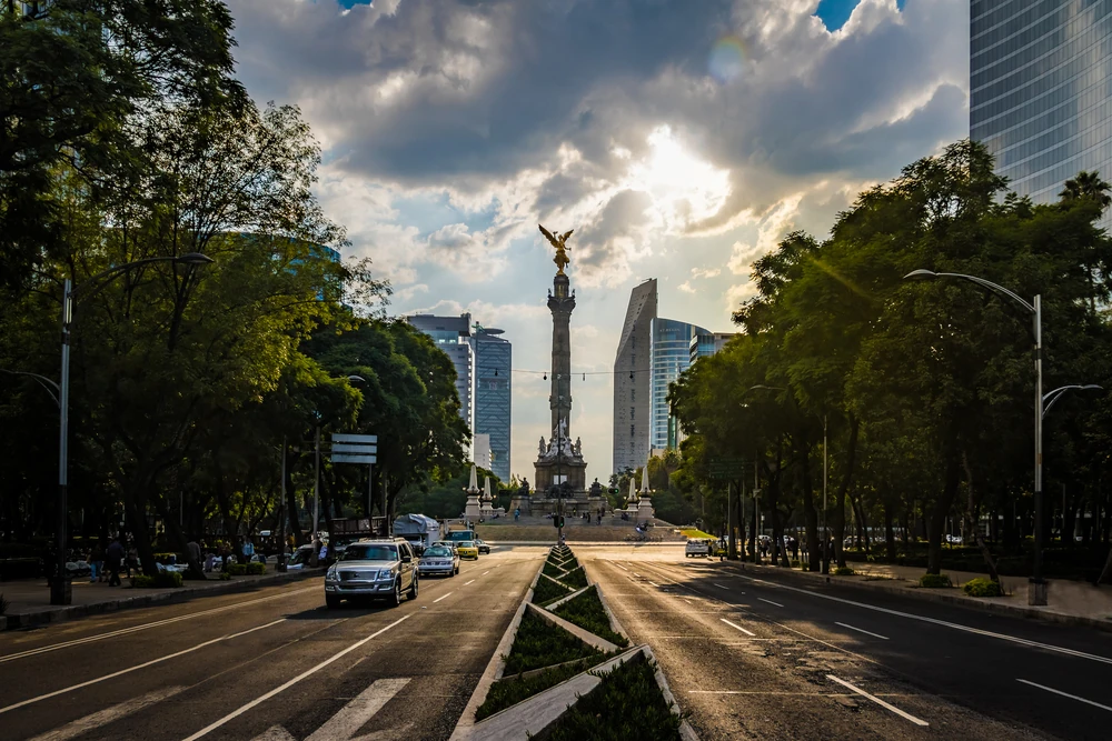 Calles del Paseo de la Reforma y escultura del Ángel de la Independencia, CDMX.