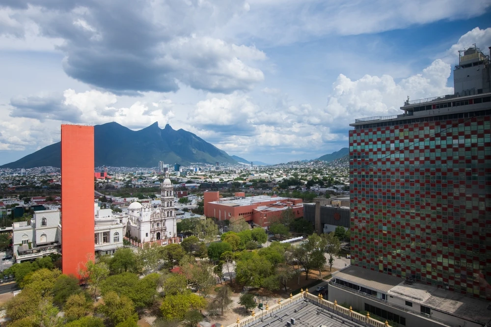 Vista panorámica del Faro de Comercio y del Condominio Acero en Monterrey