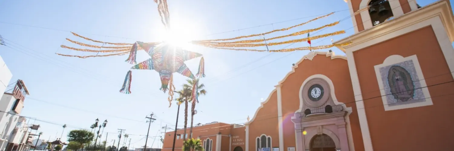 Centro Cívico de Mexicali, catedral y piñata mexicana
