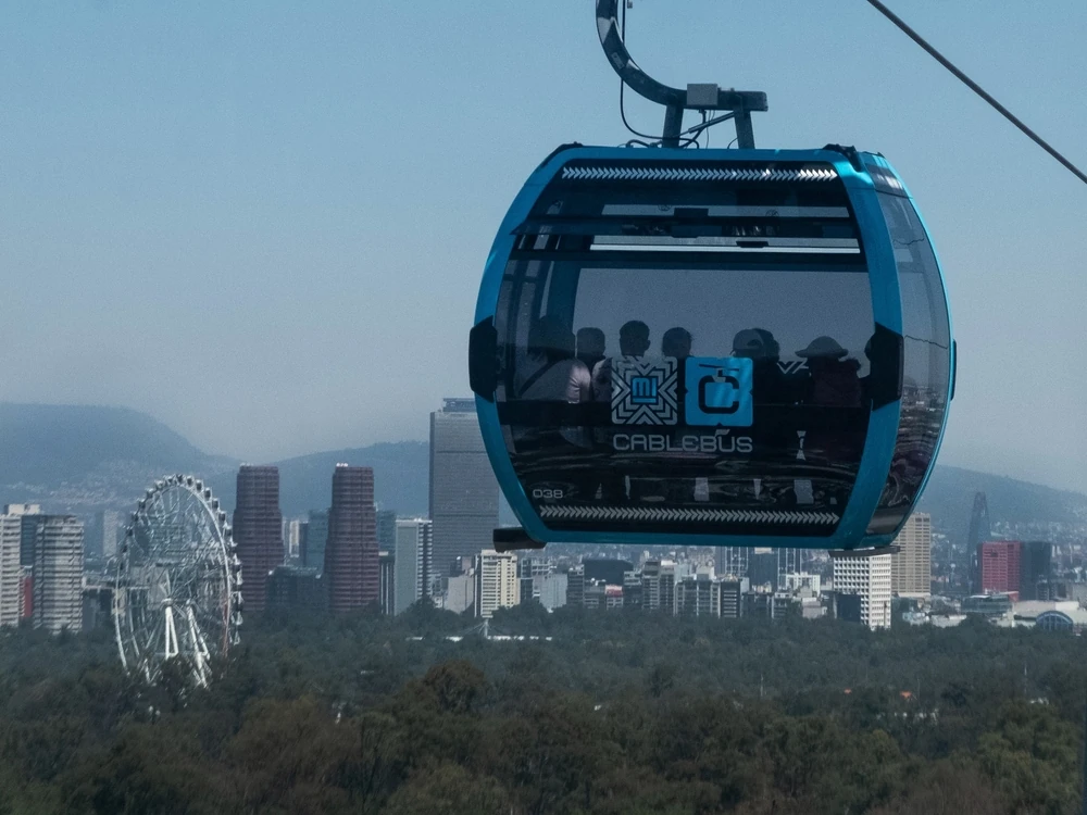 Un grupo de personas a bordo del teleférico línea 3 de CDMX.