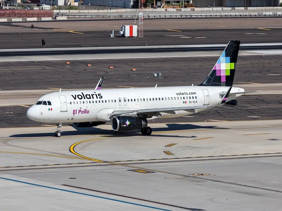 Avión de Volaris aterrizando en el aeropuerto de Dallas, Texas