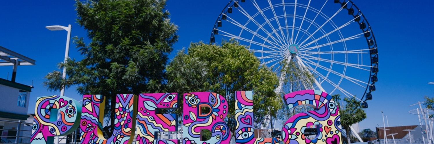 Colorido cartel de Puebla ubicado en el centro histórico, con la Estrella de Puebla al fondo