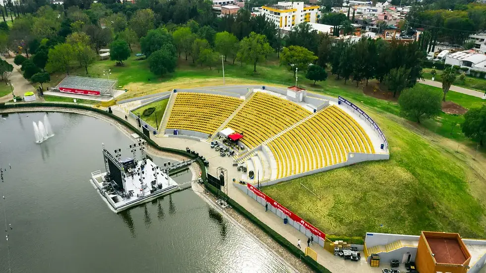 Anfiteatro junto al lago en parque ideal para que-hacer-ninos-leon