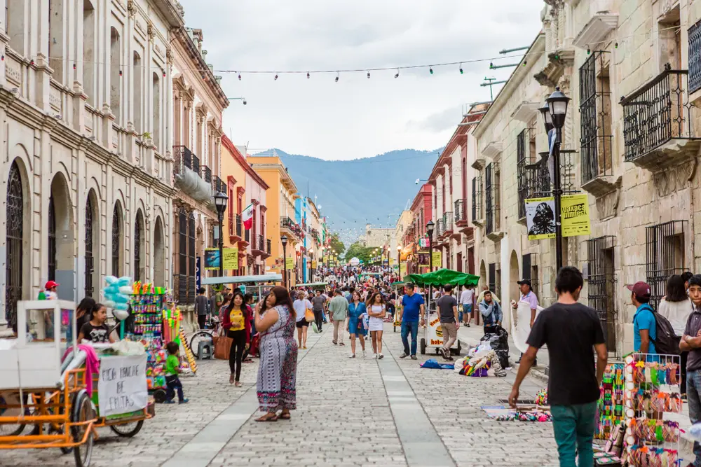 Ciclistas pasean por el Paseo de Montejo en Mérida