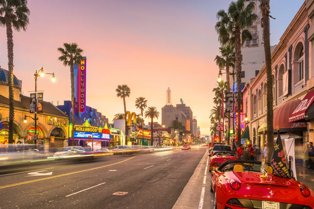 Calles y edificios de Hollywood Boulevard al atardecer