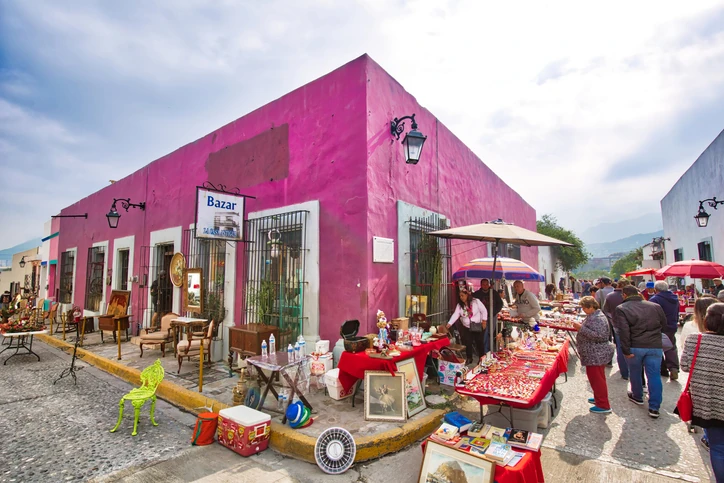 Feria y puestos locales en una esquina colorida del Barrio Antiguo de Monterrey.