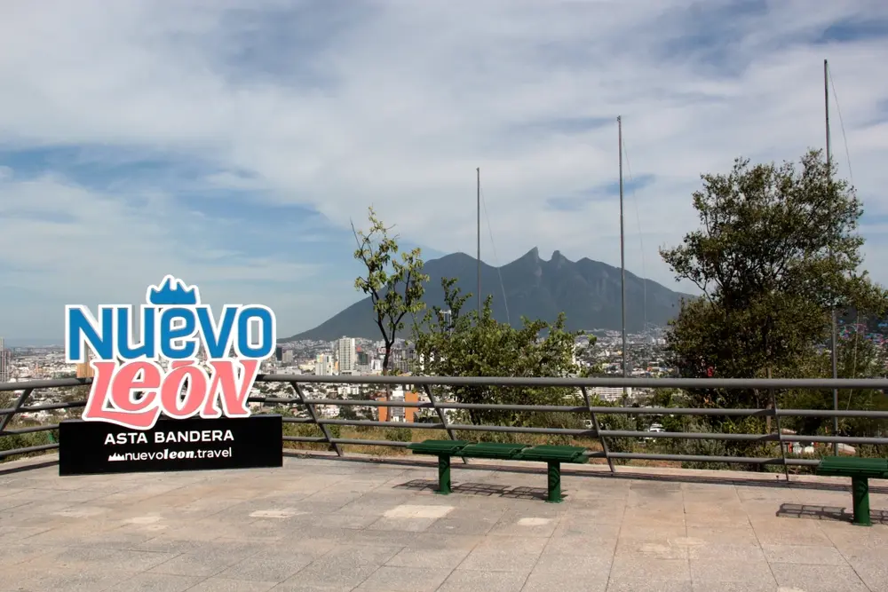 Mirador del Obispado, un mirador en Monterrey con el Cerro de la Silla de fondo