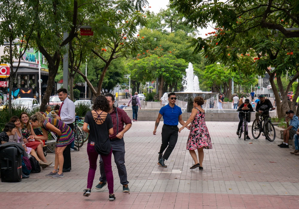 Turistas y locales bailan y disfrutan en la Avenida Chapultepec, Guadalajara.