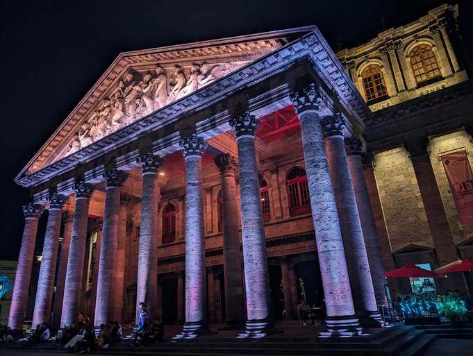 Fachada exterior del Teatro Degollado de Guadalajara iluminado en la noche.