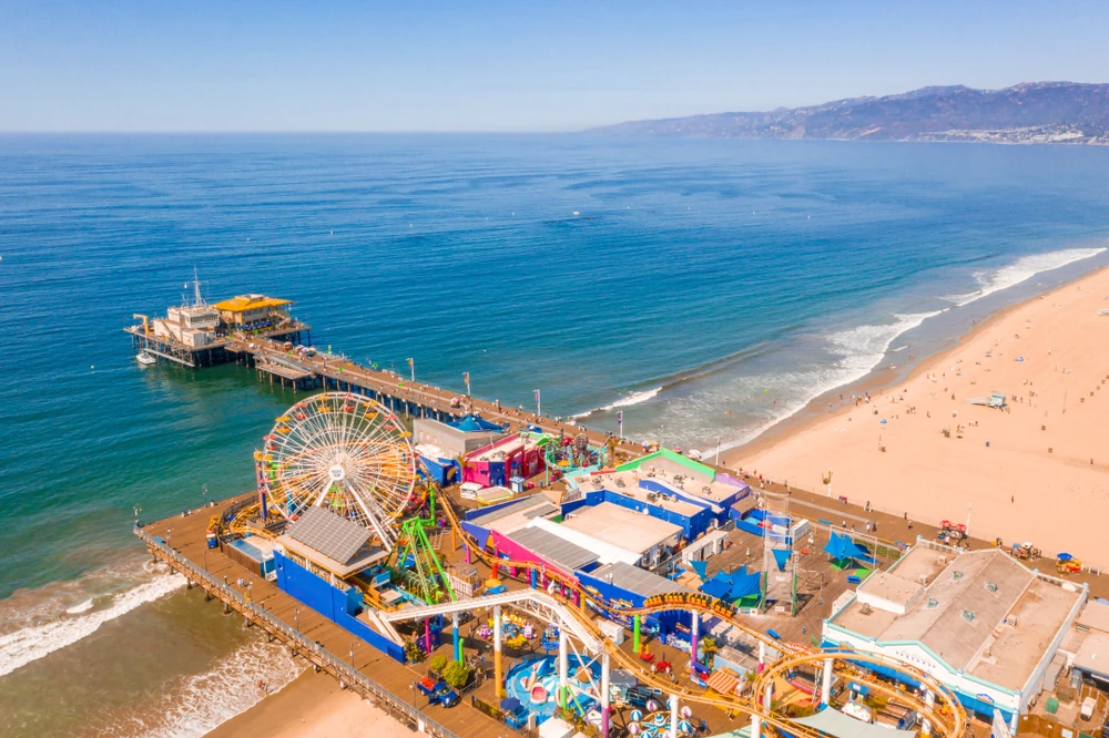 Vista aérea de Santa Mónica Pier y su parque de atracciones.