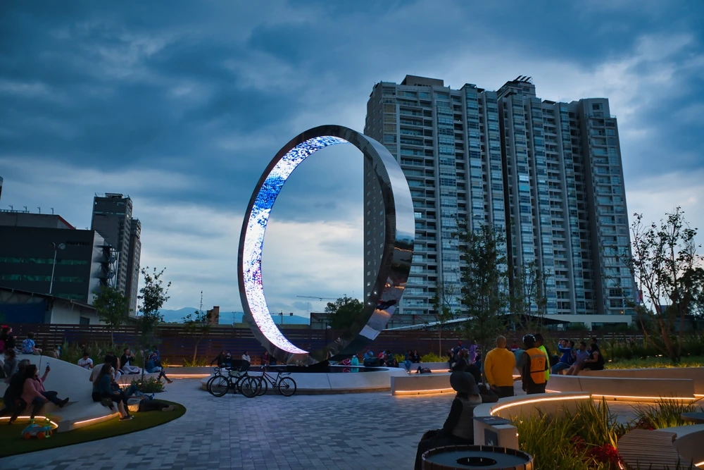 El Ojo de México, la primera escultura creada con IA en América Latina, ubicada en el barrio de Polanco, CDMX.