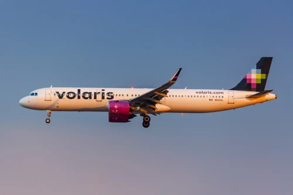 Avión de Volaris en pista de aterrizaje del aeropuerto