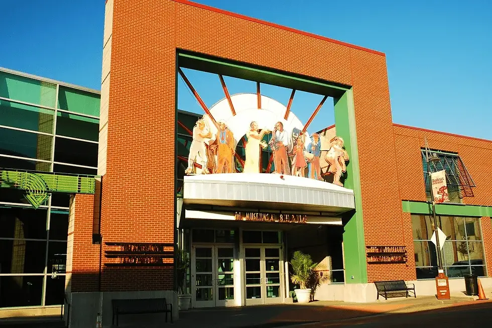 Fachada de ladrillo de un museo en Kansas City