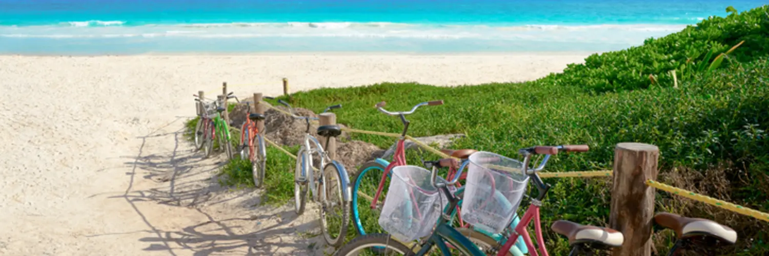 Vista aérea de las playas de Tulum, con gente en miradores y disfrutando del mar