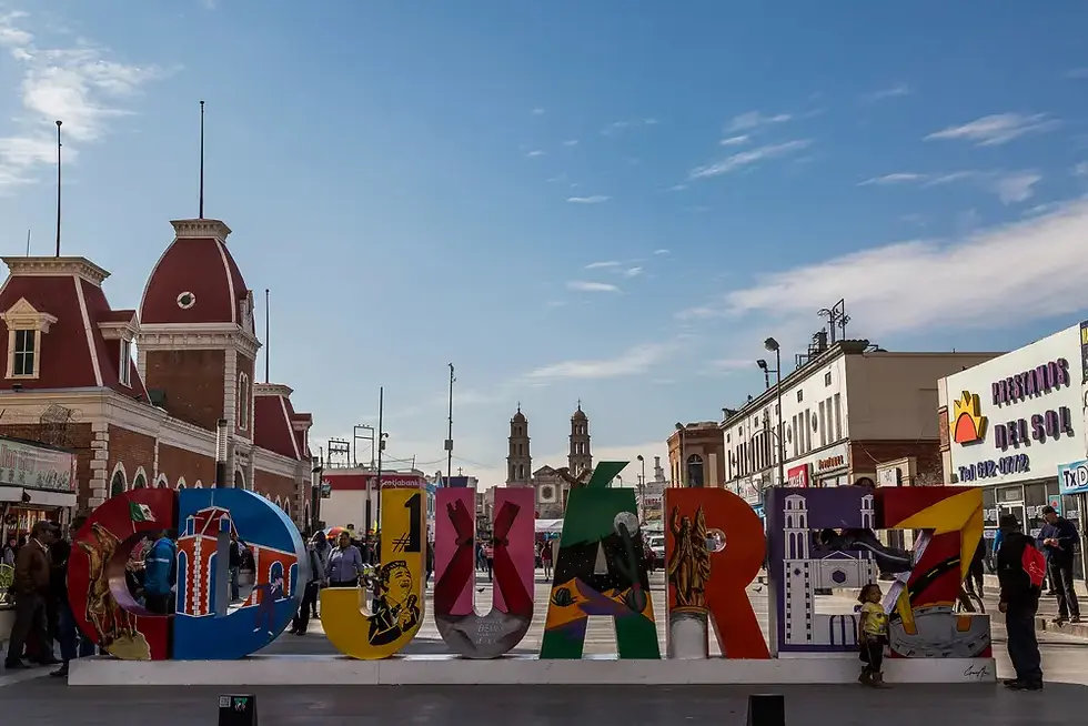 Letras monumentales de Juárez en plaza principal, punto turístico para visitar en Ciudad Juárez