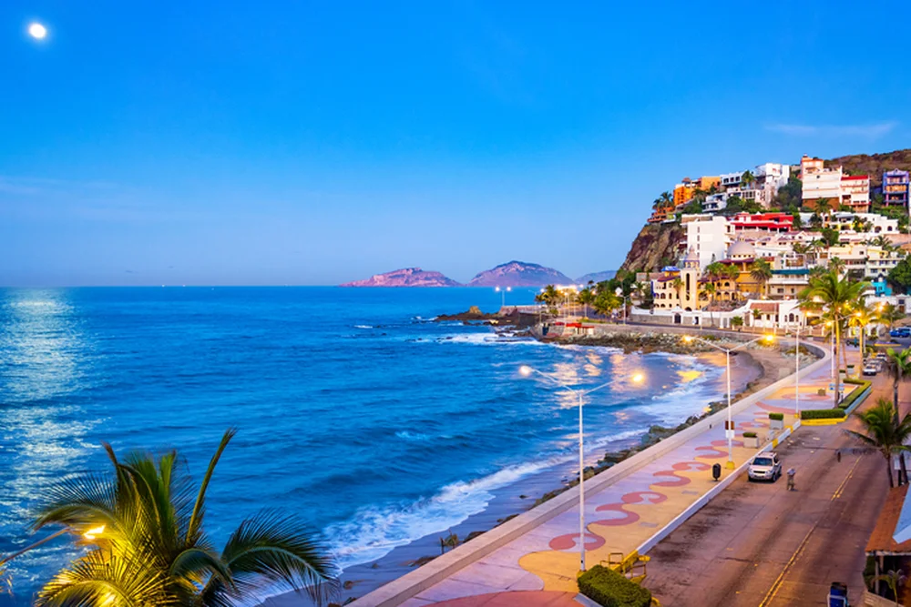 Vista panorámica de las costas y el malecón de Mazatlán