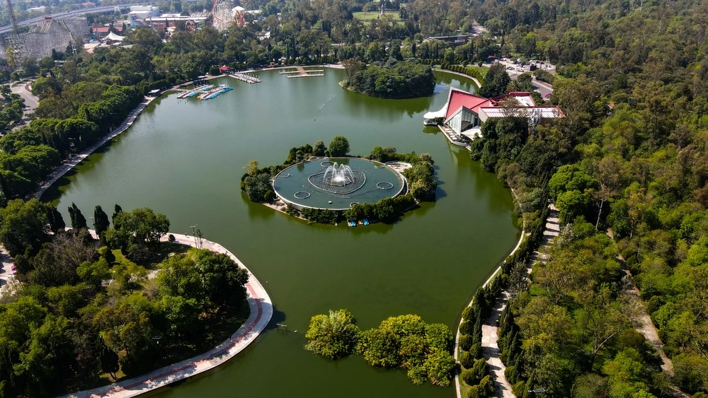 Vista aérea del Lago Menor el el Parque Chapultepec de CMDX, con la fuente, el Audiorama y las pasarelas arboladas circundantes