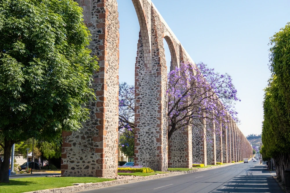 Aqueduct of Querétaro seen from the streetside.
