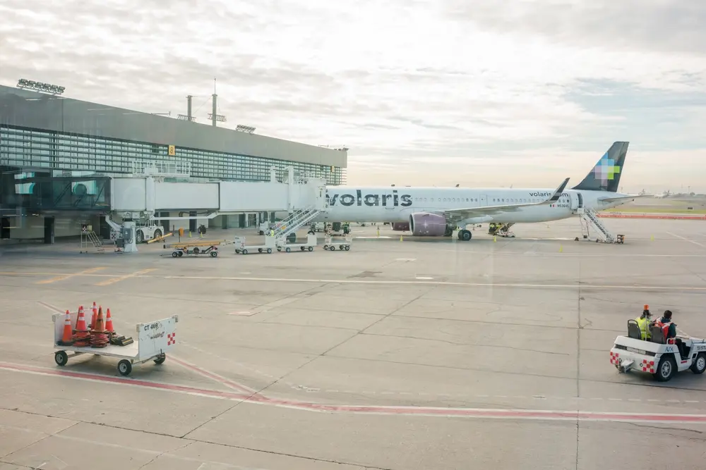 Avión de Volaris estacionado en el Aeropuerto de Tijuana