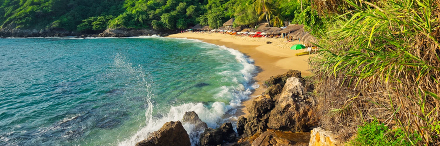Playas de Puerto Escondido contra un cielo azul