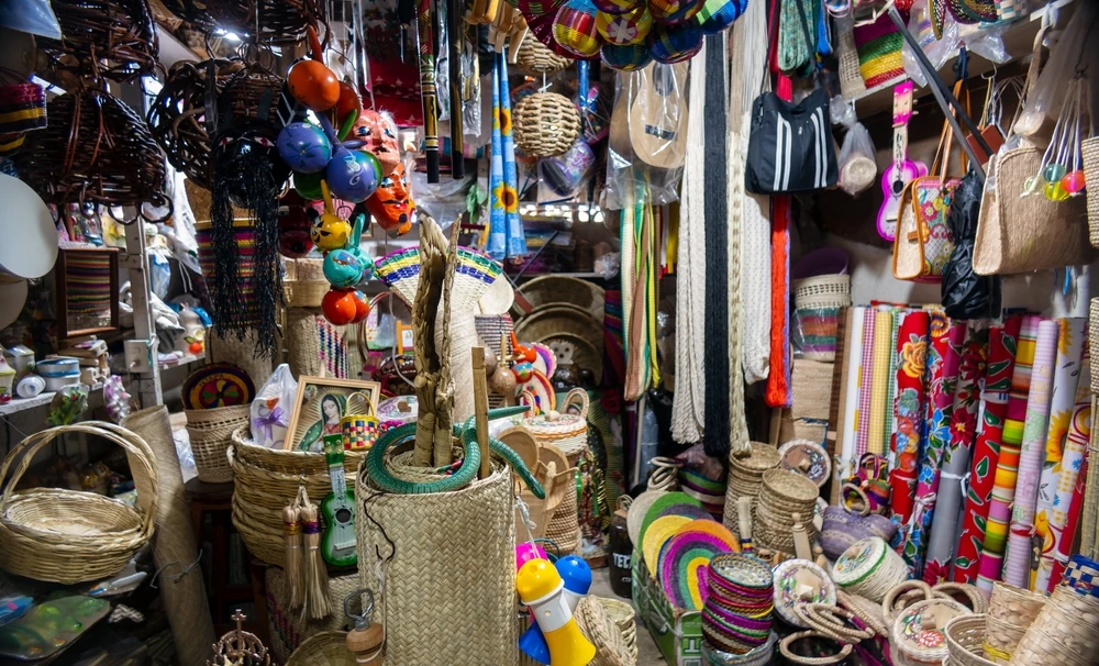 Artesanías en un puesto en el mercado municipal de Ixtapa Zihuatanejo.