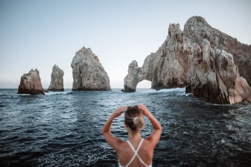 Mujer observa el Arco de San Lucas en Los Cabos