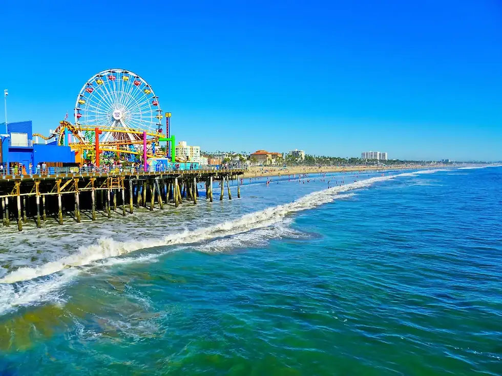 Foto del colorido pier de Santa Mónica en Los Angeles