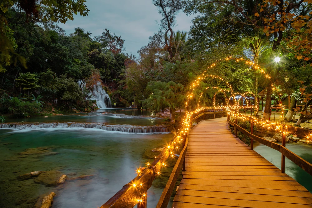 Cascadas de Tamasopo y puente peatonal iluminado en San Luis Potosí.