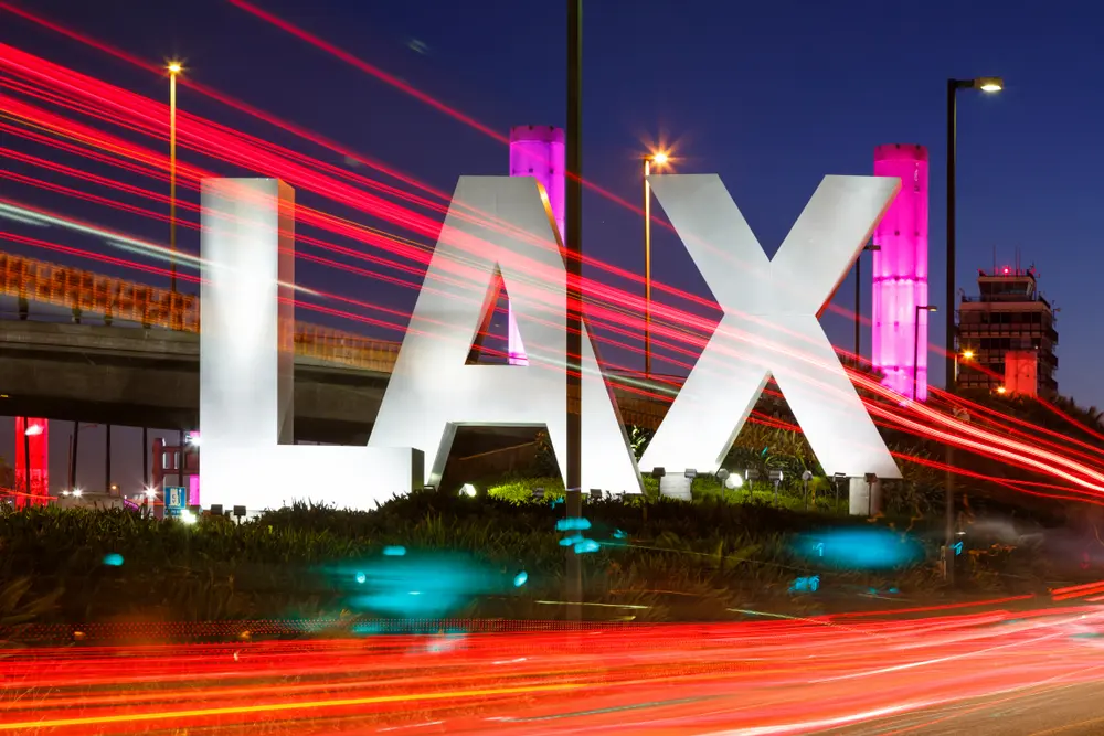 Cartel de LAX en las afueras del Aeropuerto de Los Angeles.