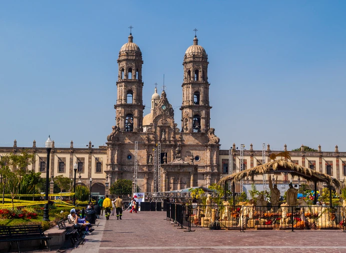 Basílica de Zapopan y plaza circundante.