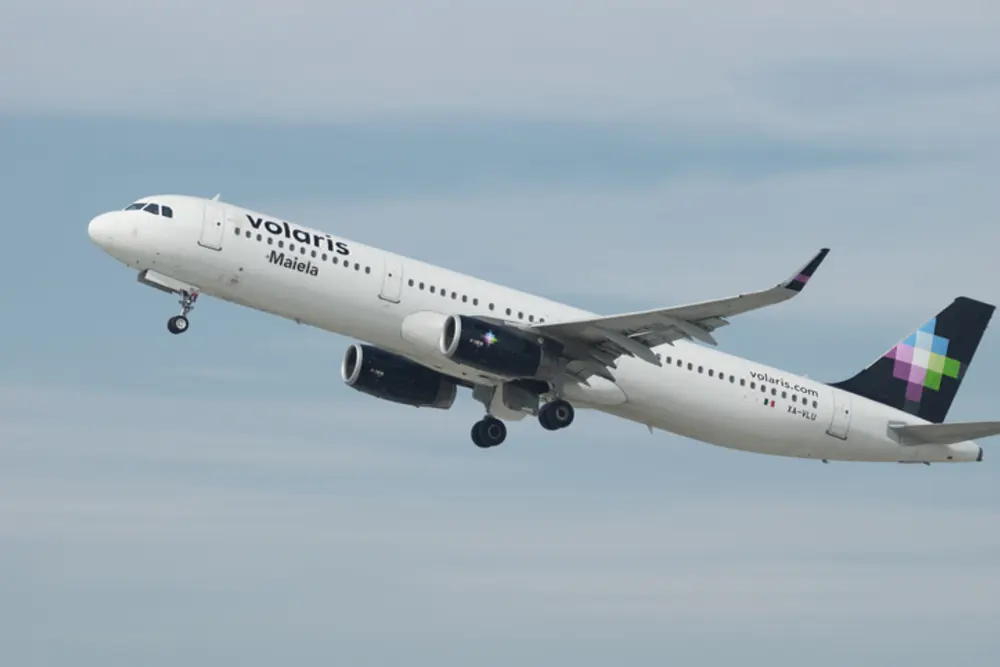 Avión de Volaris volando por el cielo