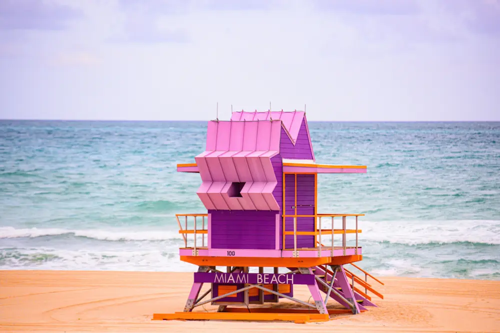 Colorida torre de salvavidas en Lummus Park Beach. Miami.