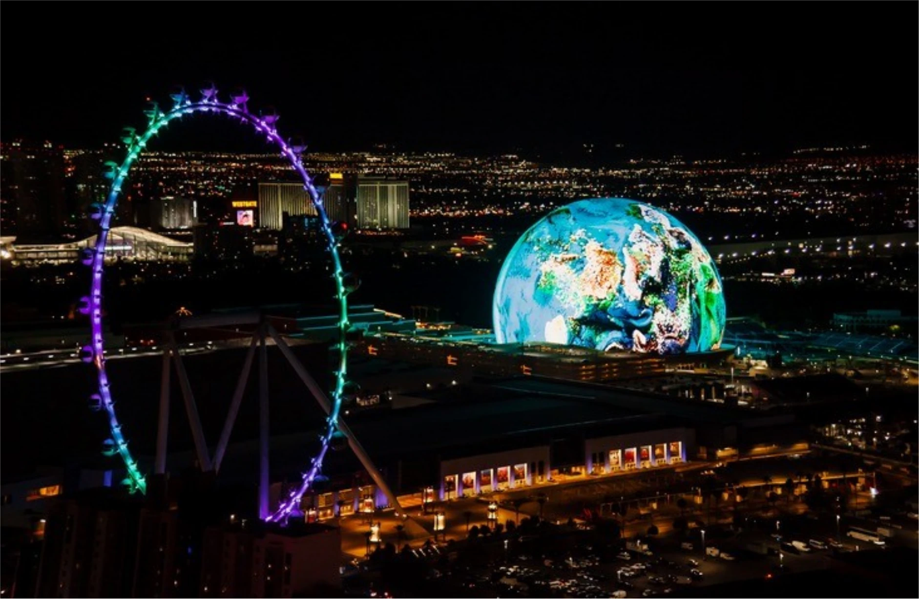 Esfera de Las Vegas iluminada por la noche con proyecciones visuales impactantes.