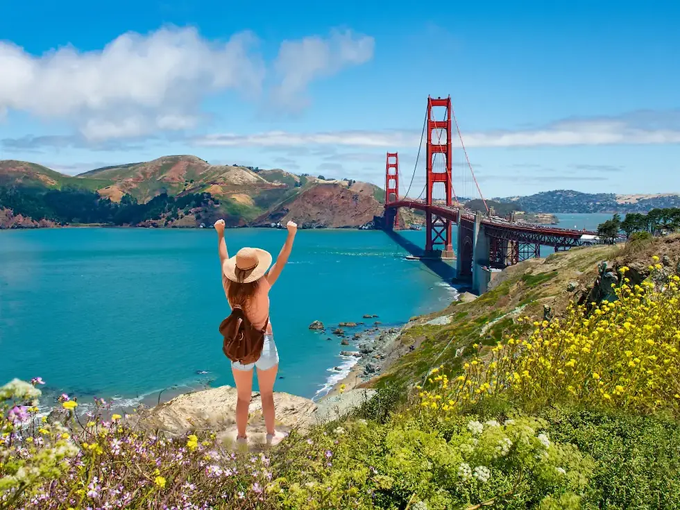 Foto de mujer en punto turístico clave de San Francisco