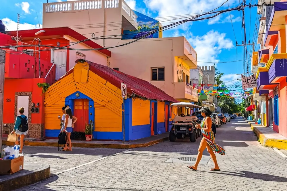 Coloridos edificios en las calles del centro de Isla Mujeres