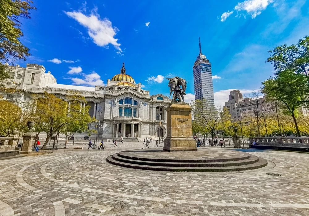 Palacio de Bellas Artes y rascacielos Torre Latinoamericana en el parque Alameda Central.