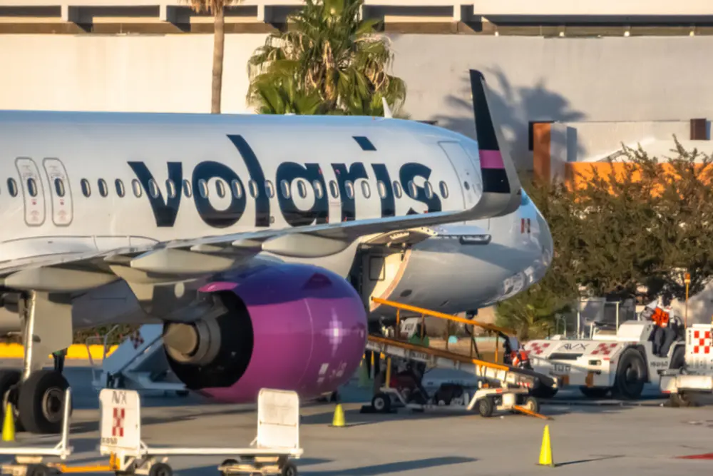 Avión de Volaris en la pista del aeropuerto de Puebla