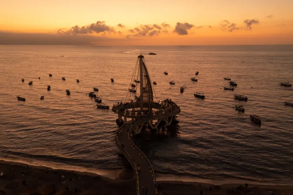 Embarcaciones cerca del Malecón de Puerto Vallarta al atardecer
