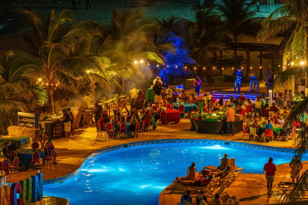 Show nocturno en un bar con piscina de Cancún
