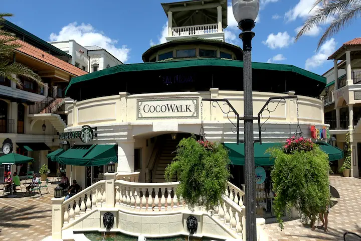 Cocowalk Shopping Mall en Coconut Drove.
