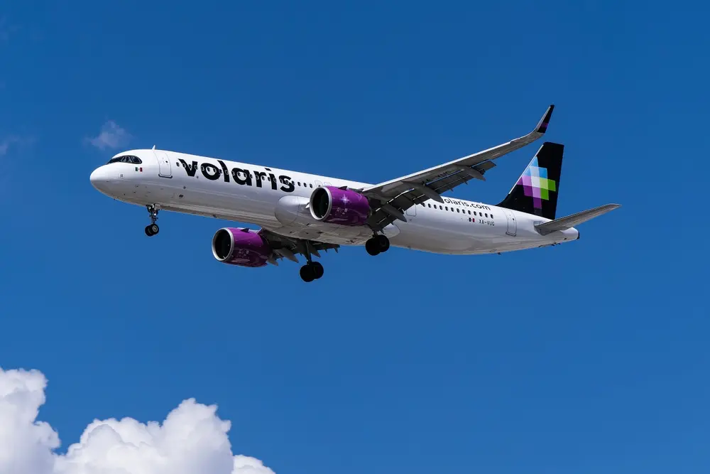 Avión de Volaris sobre un cielo azul.