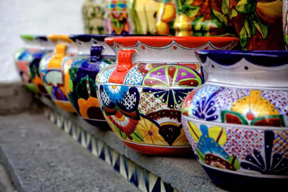 Vasijas artesanales hechas en talavera en Puebla, México
